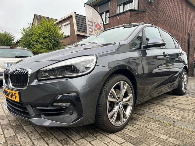 Grijs Gebruikt 2021 BMW 220 MPV | € 26.900 (Goede deal) - Afbeelding 1/4