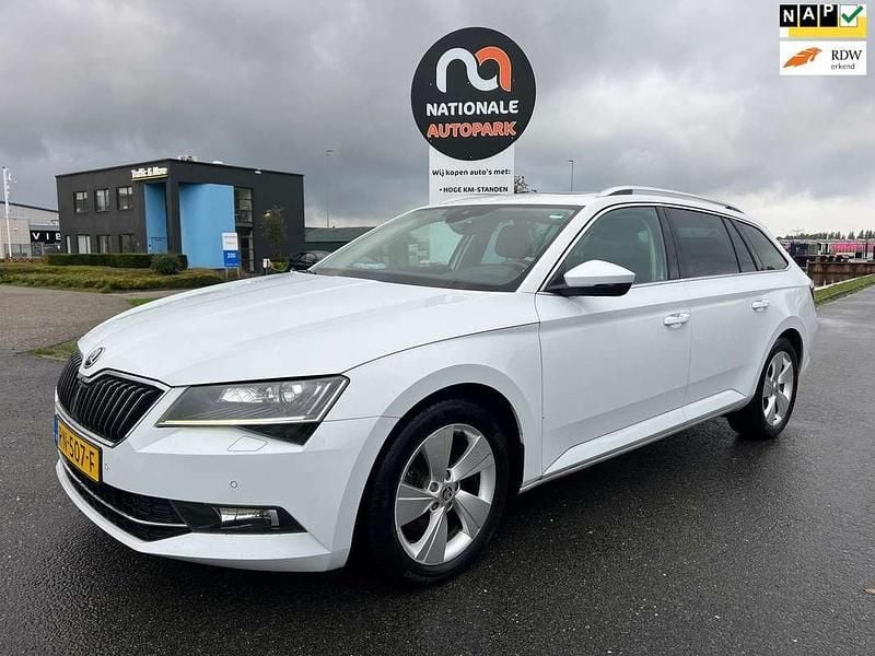 Wit Gebruikt 2018 Skoda Superb Business Line Stationwagen | € 16.551 (Goede deal) - Afbeelding 1/4