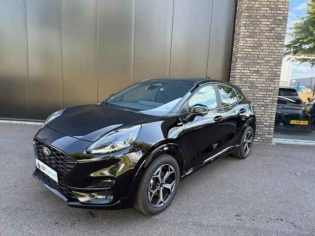 Zwart, metallic lak Occasion 2024 Ford Puma ST-Line SUV | € 26.900 (Eerlijke prijs) - Afbeelding 1/4