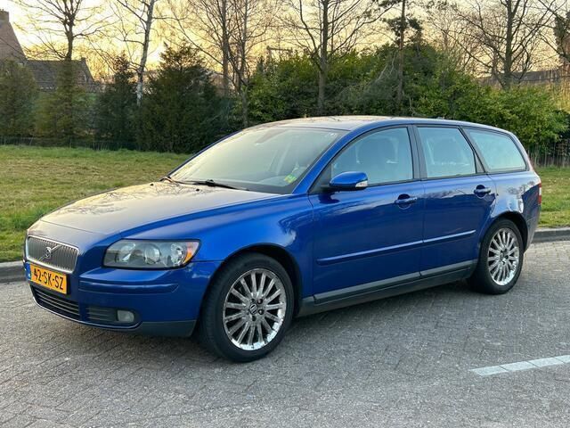Blauw, metallic lak Gebruikt 2006 Volvo V50 Momentum Stationwagen | € 1.950 (Goede deal) - Afbeelding 1/4