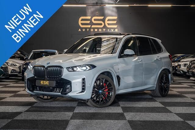 Grijs Gebruikt 2025 BMW X5 M Sport SUV | € 109.945 (Duur) - Afbeelding 1/4