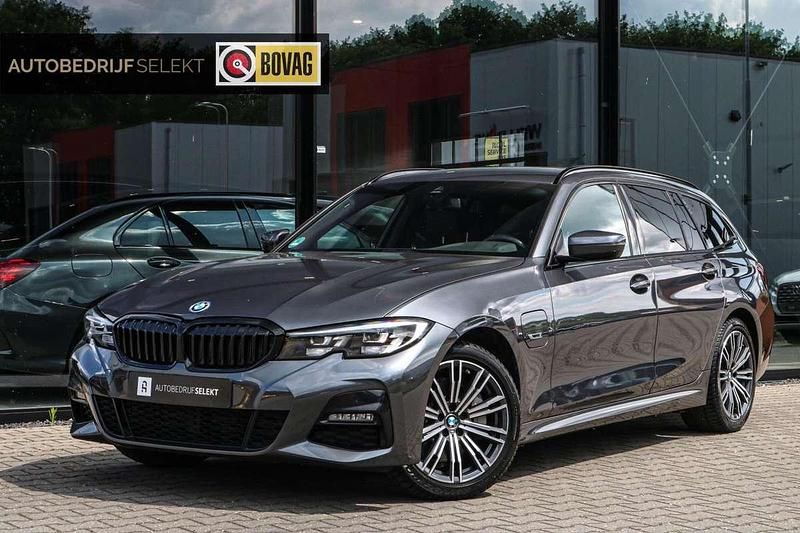 Grijs Gebruikt 2022 BMW 330e M Sport Stationwagen | € 33.900 (Goede deal) - Afbeelding 1/4