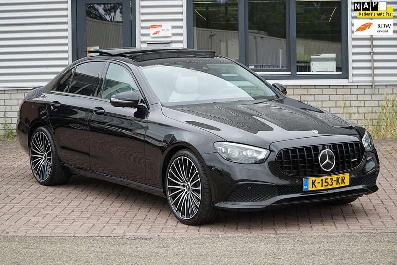 Zwart Gebruikt 2021 Mercedes E200 Luxury Sedan | € 40.850 (Eerlijke prijs) - Afbeelding 1/4