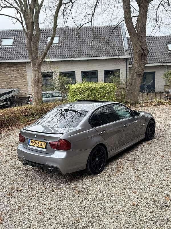 Grijs Gebruikt 2011 BMW 335 Sedan | € 10.950 (Goede deal) - Afbeelding 1/4
