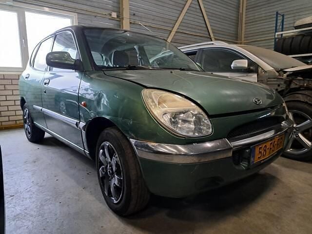 Occasion Daihatsu Sirion 56 PK (41 kW) 2000 Groen Hatchback