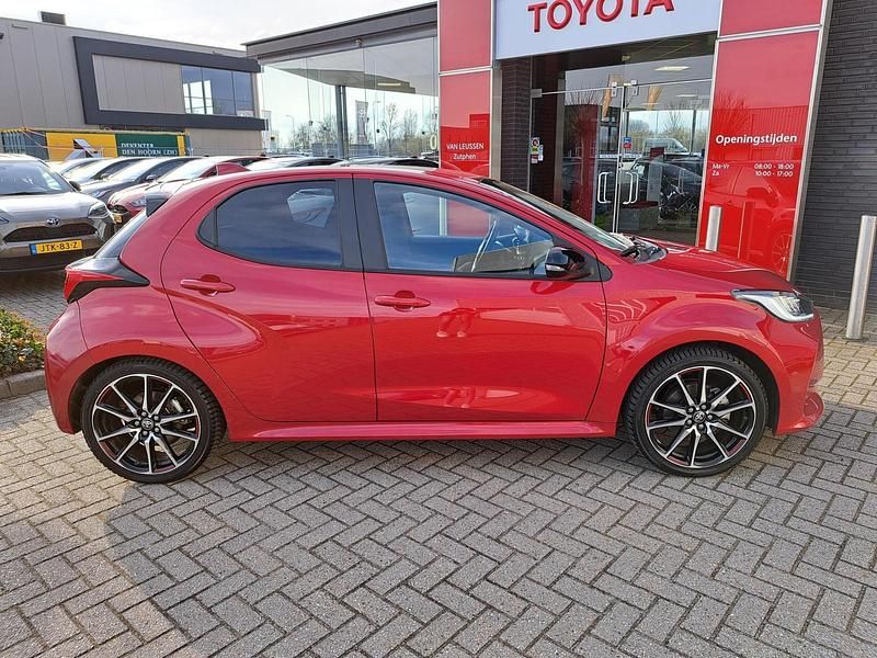 Occasion Toyota Yaris Hybrid Sport 131 PK (96 kW) 2024 Rood Hatchback