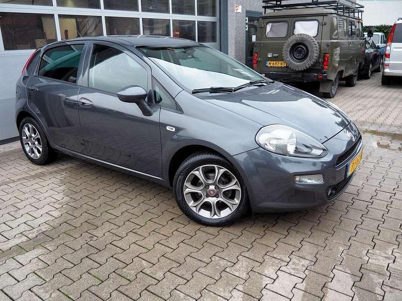Grijs Gebruikt 2017 Fiat Punto S Hatchback | € 7.450 (Iets duurder) - Afbeelding 1/4