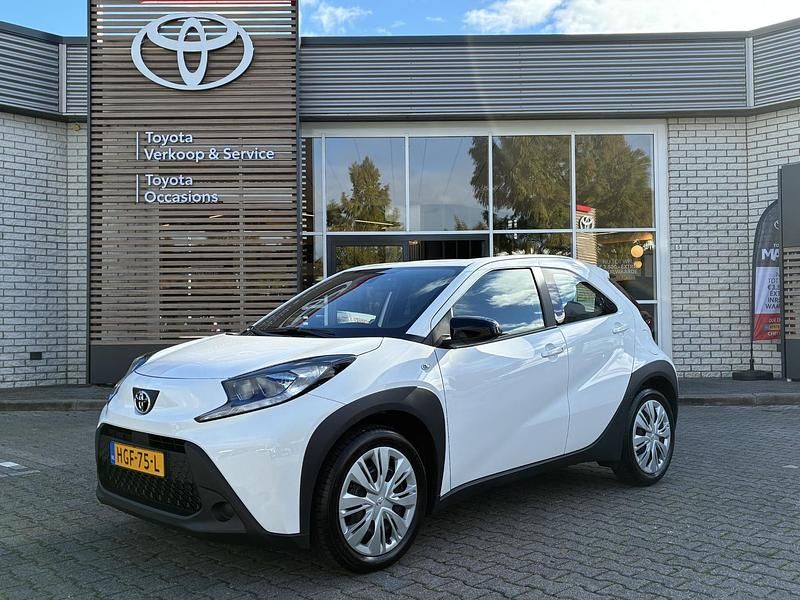Wit Gebruikt 2025 Toyota Aygo X X-play SUV | € 18.900 - Afbeelding 1/4