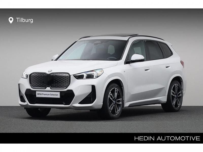 Mineralweiss metallic (licht wit metallic) Gebruikt 2024 BMW iX1 Comfort Edition SUV | € 48.880 (Super prijs) - Afbeelding 1/4