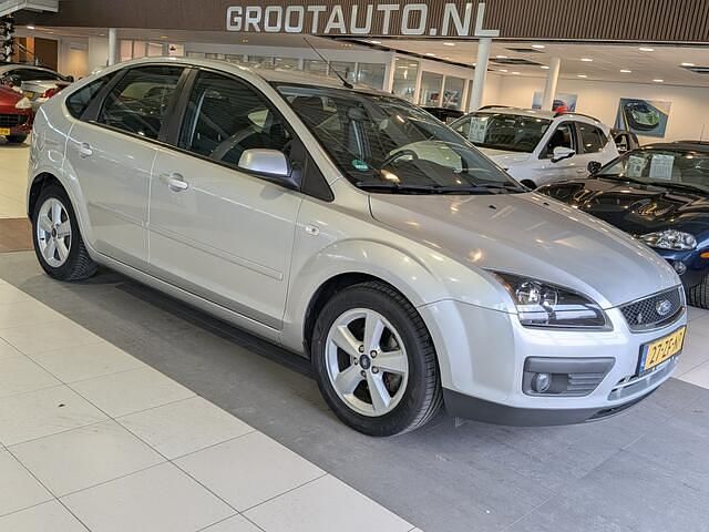 Grijs Gebruikt 2008 Ford Focus Ambiente Hatchback | € 4.744 (Iets duurder) - Afbeelding 1/4