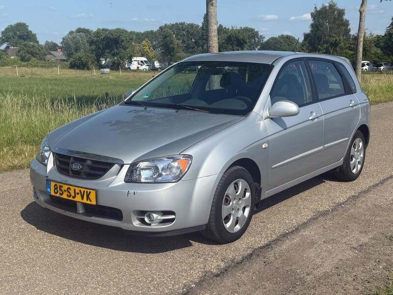 Grijs Gebruikt 2006 Kia Cerato EX Hatchback | € 2.950 (Iets duurder) - Afbeelding 1/4