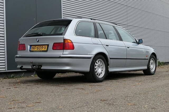 Grijs Gebruikt 1997 BMW 523 Stationwagen | € 2.940 (Super prijs) - Afbeelding 1/4