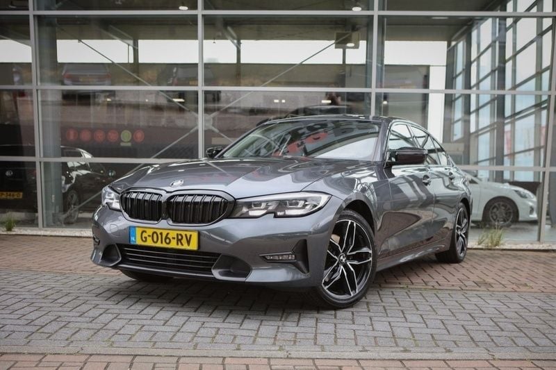 Grijs, metallic lak Gebruikt 2019 BMW 320 Executive Sedan | € 23.649 (Eerlijke prijs) - Afbeelding 1/4