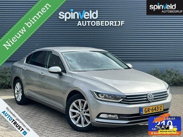Grijs Gebruikt 2015 VW Passat Highline Sedan | € 12.999 (Eerlijke prijs) - Afbeelding 1/4