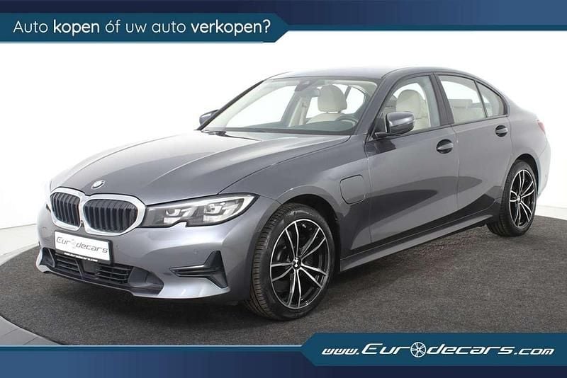 Grijs, metallic lak Gebruikt 2019 BMW 330 Performance Sedan | € 26.800 (Goede deal) - Afbeelding 1/4
