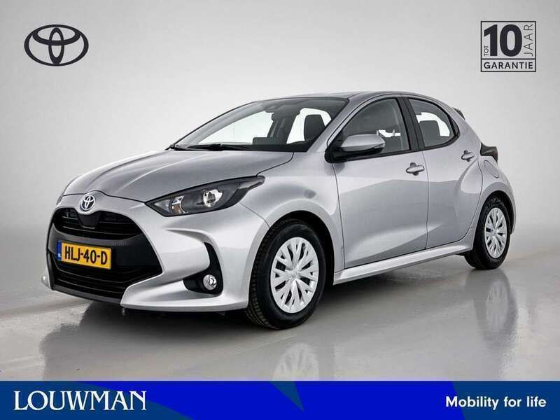 Grijs Gebruikt 2024 Toyota Yaris Hybrid Active Hatchback | € 22.445 (Eerlijke prijs) - Afbeelding 1/3
