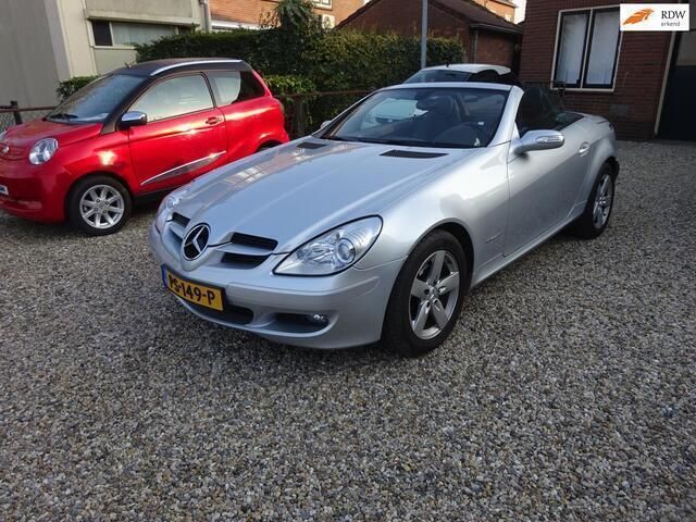 Grijs, metallic lak Gebruikt 2006 Mercedes SLK200 Cabriolet | € 14.950 (Duur) - Afbeelding 1/4