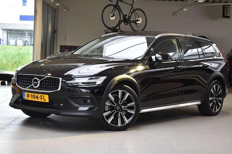Zwart Gebruikt 2022 Volvo V60 CC Pro Stationwagen | € 39.900 (Eerlijke prijs) - Afbeelding 1/4