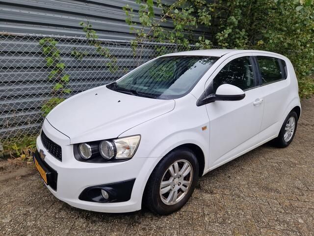 Wit Gebruikt 2012 Chevrolet Aveo LTZ Hatchback | € 3.950 (Iets duurder) - Afbeelding 1/4