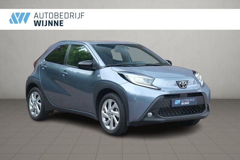 Grijs Gebruikt 2024 Toyota Aygo Connect Style Hatchback | € 18.450 (Eerlijke prijs) - Afbeelding 1/4