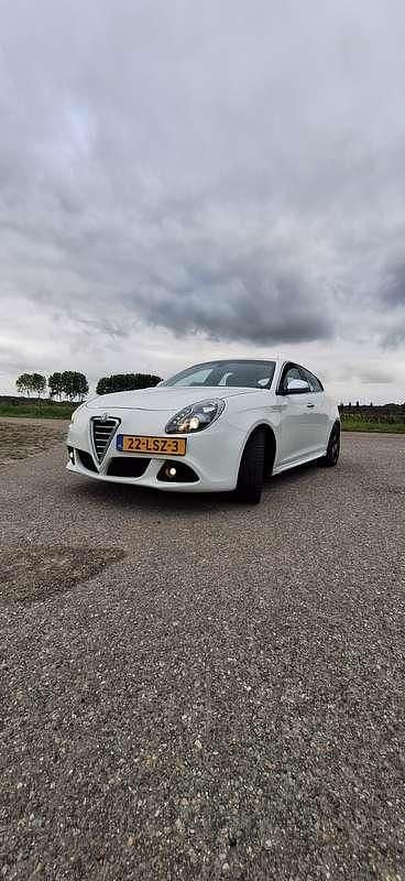 Wit Gebruikt 2010 Alfa Romeo Giulietta Distinctive Sedan | € 4.750 (Eerlijke prijs) - Afbeelding 1/4