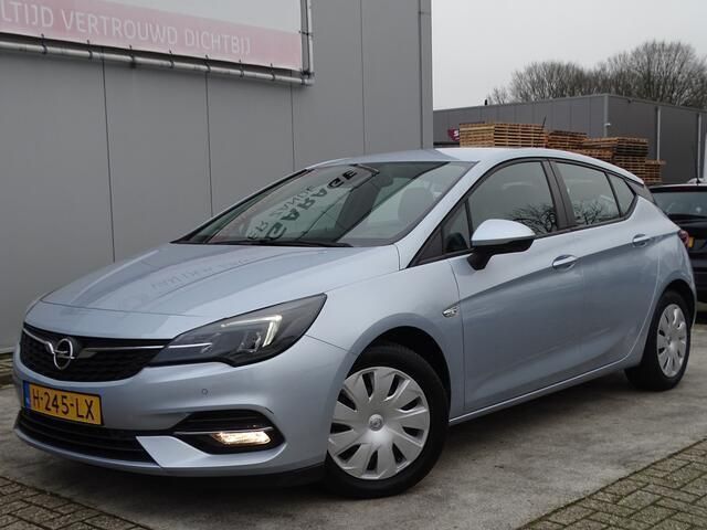Grijs, metallic lak Gebruikt 2020 Opel Astra Business Edition Hatchback | € 11.730 (Eerlijke prijs) - Afbeelding 1/4