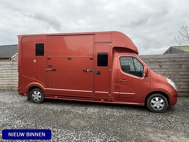 Rood Occasion 2017 Renault Master Van | € 47.995 - Afbeelding 1/1