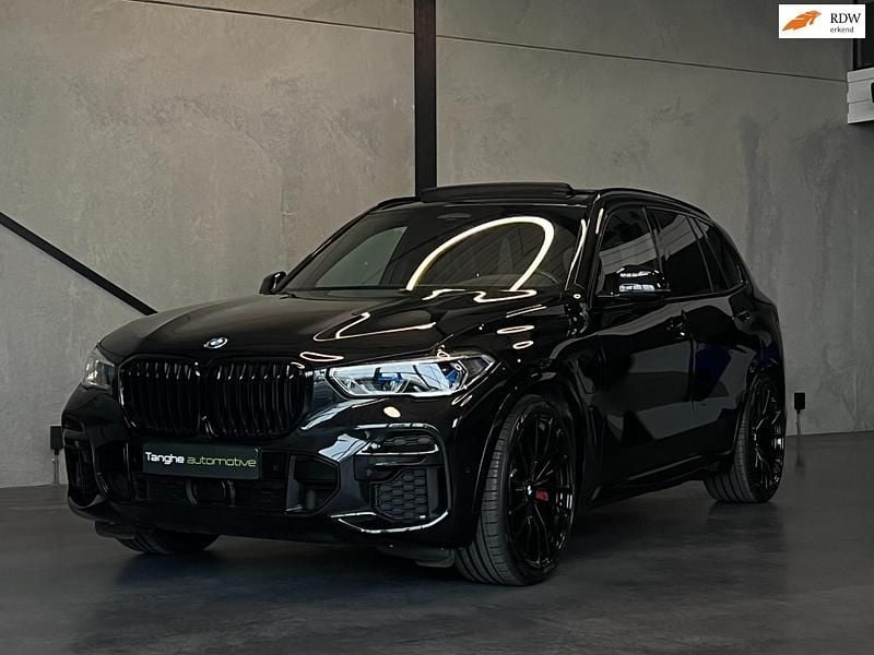 Zwart Occasion 2022 BMW X5 M Sport SUV | € 69.890 (Eerlijke prijs) - Afbeelding 1/4