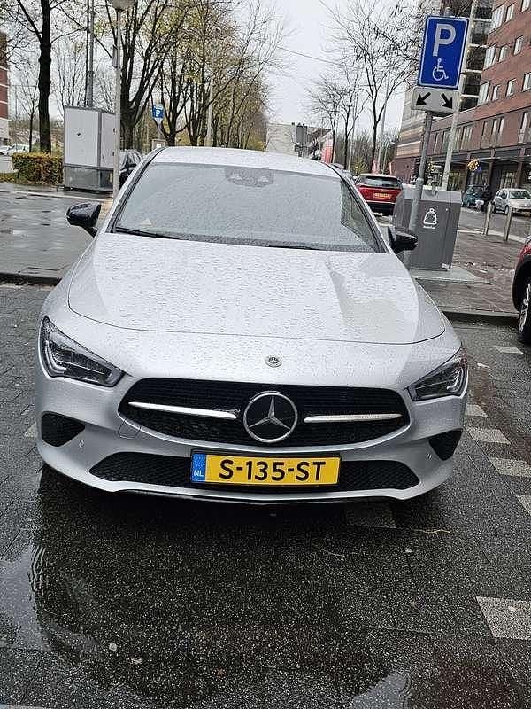 Grijs Occasion 2023 Mercedes CLA180 Luxury Sedan | € 33.000 (Eerlijke prijs) - Afbeelding 1/4