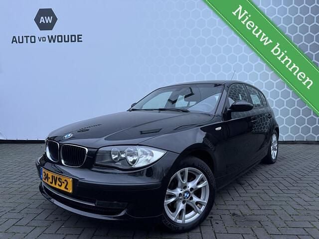 Zwart (metallic) Gebruikt 2009 BMW 116 Executive Hatchback | € 4.950 (Eerlijke prijs) - Afbeelding 1/4