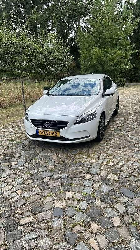 Wit Occasion 2014 Volvo V40 Momentum Stationwagen | € 5.750 (Goede deal) - Afbeelding 1/4