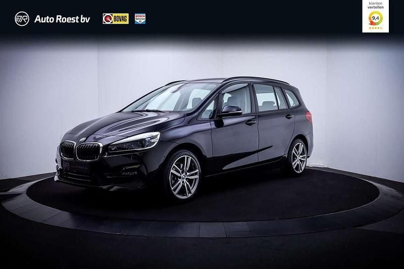 Zwart, metallic lak Gebruikt 2020 BMW 218 Gran Tourer Sport Line MPV | € 23.750 (Goede deal) - Afbeelding 1/4