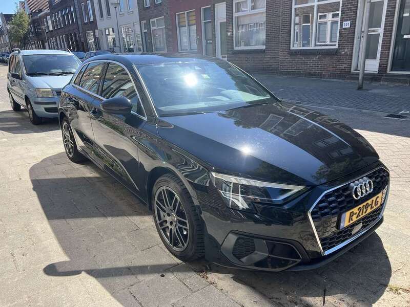 Zwart Gebruikt 2022 Audi A3 Hatchback | € 17.000 - Afbeelding 1/4
