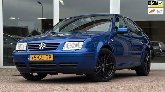Blauw Gebruikt 2001 VW Bora Highline Sedan | € 4.994 - Afbeelding 1/3