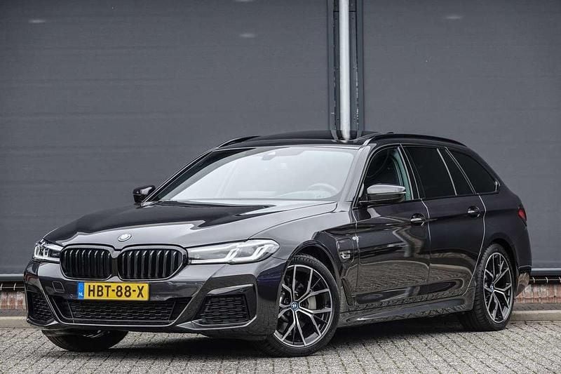 Grijs, metallic lak Gebruikt 2024 BMW 530 Stationwagen | € 49.950 (Eerlijke prijs) - Afbeelding 1/4