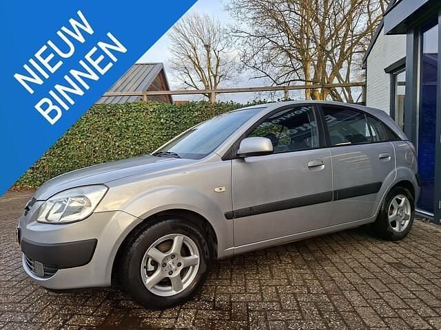 Grijs Occasion 2006 Kia Rio Hatchback | € 1.550 (Eerlijke prijs) - Afbeelding 1/4