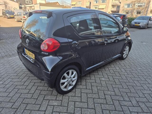 Occasion Toyota Aygo 68 PK (50 kW) 2007 Zwart Hatchback