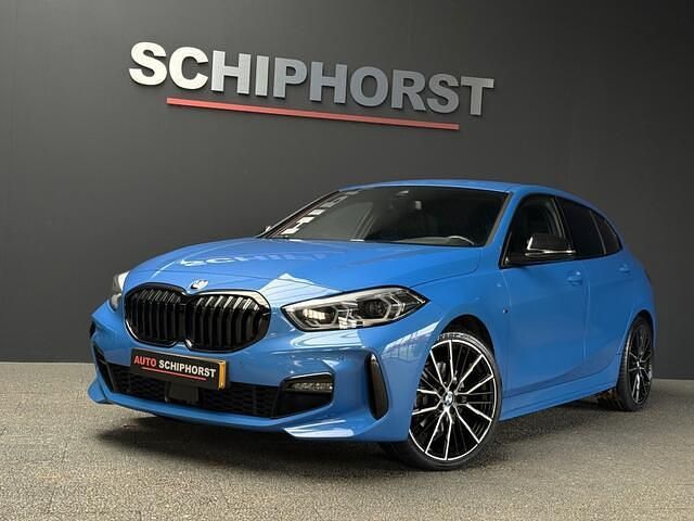 Blauw (metallic) Occasion 2022 BMW 118 M Sport Hatchback | € 26.980 (Eerlijke prijs) - Afbeelding 1/4