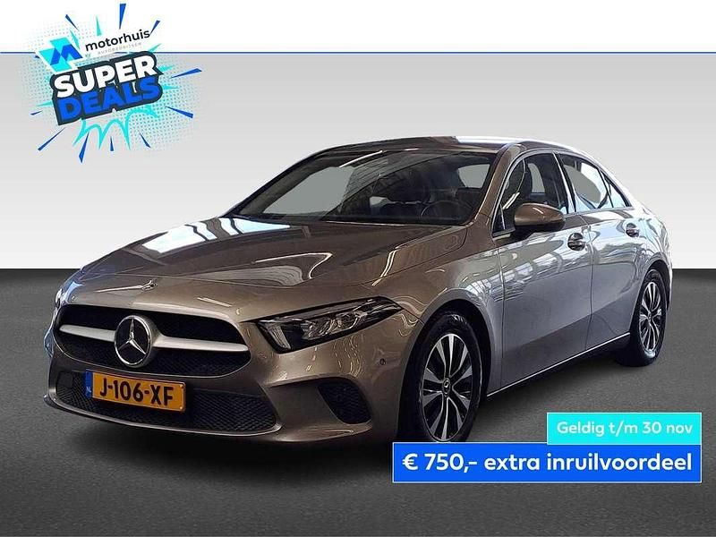 Grijs, metallic lak Gebruikt 2020 Mercedes A180 Business Sedan | € 21.930 (Super prijs) - Afbeelding 1/4