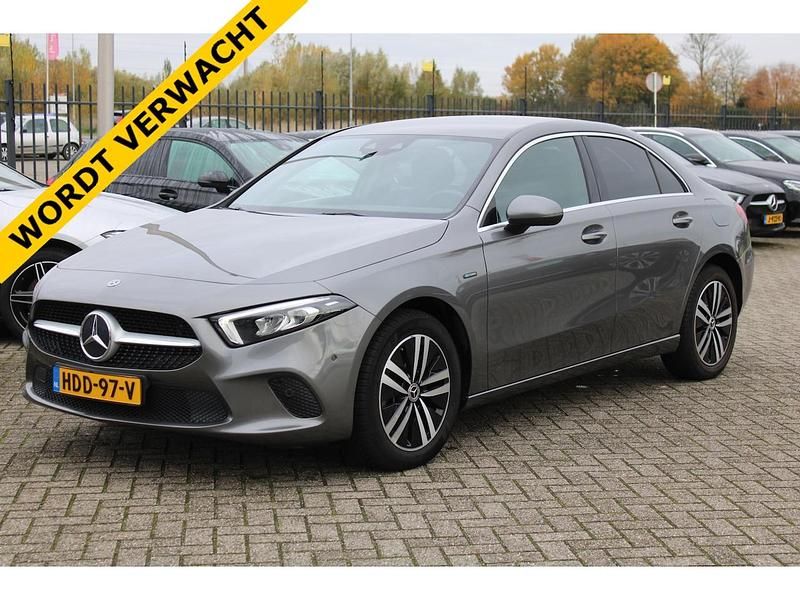 Grijs Gebruikt 2020 Mercedes A250 Premium Sedan | € 24.800 (Goede deal) - Afbeelding 1/4