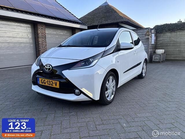 Wit Gebruikt 2015 Toyota Aygo X-wave Hatchback | € 7.499 (Eerlijke prijs) - Afbeelding 1/4