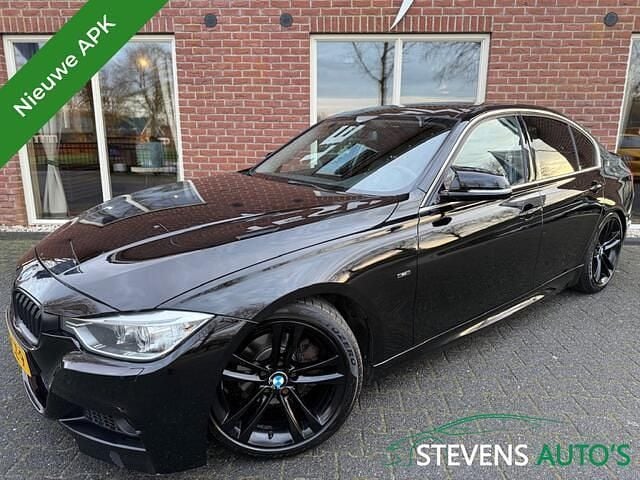 Zwart (metallic) Occasion 2013 BMW 320 M Sport Sedan | € 8.899 (Eerlijke prijs) - Afbeelding 1/4