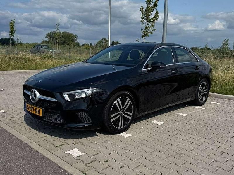 Zwart Occasion 2020 Mercedes A200 AMG Sedan | € 27.000 (Eerlijke prijs) - Afbeelding 1/4