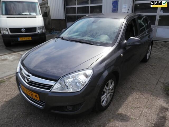 Grijs Gebruikt 2009 Opel Astra Cosmo Hatchback | € 1.490 (Goede deal) - Afbeelding 1/4