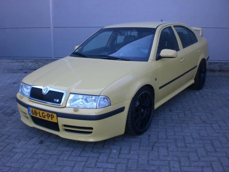 Geel Gebruikt 2003 Skoda Octavia RS Hatchback | € 6.499 - Afbeelding 1/4