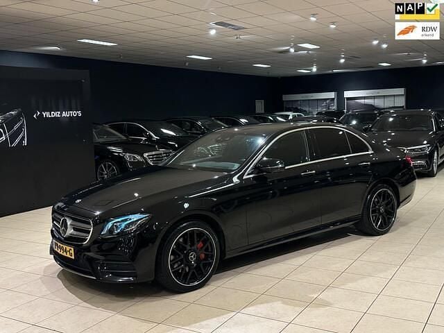 Zwart, metallic lak Gebruikt 2017 Mercedes E220 AMG Sedan | € 19.950 (Goede deal) - Afbeelding 1/4