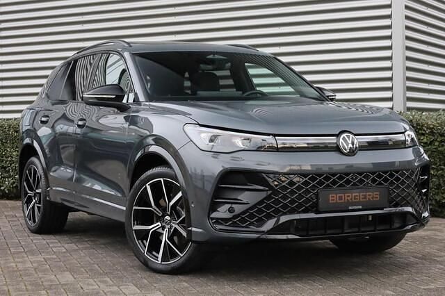 Grijs (metallic) Occasion 2025 VW Tiguan R-line SUV | € 58.950 - Afbeelding 1/4