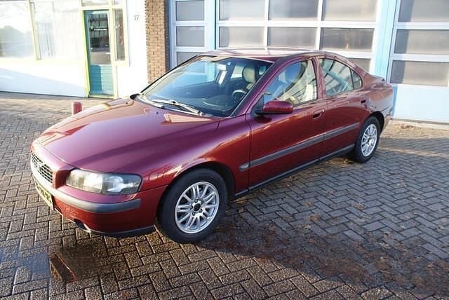 Rood Occasion 2004 Volvo S60 Sedan | € 1.950 (Goede deal) - Afbeelding 1/4