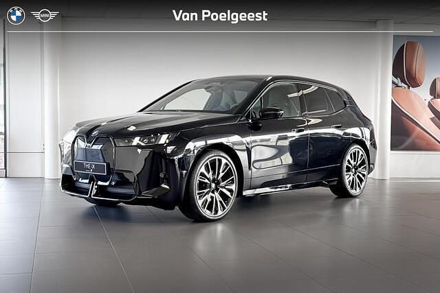 Saphirschwarz metallic (zwart metallic) Nieuw 2025 BMW iX Comfort Edition SUV | € 105.702 - Afbeelding 1/4