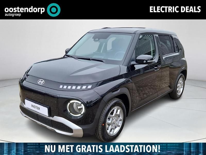 Zwart Nieuw 2025 Hyundai Inster Hatchback | € 25.290 (Goede deal) - Afbeelding 1/4